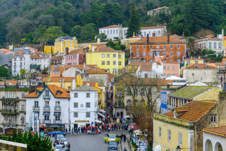 SINTRA, PORTUGAL - DECEMBER 28, 2017: View of the town historic center, with crowd of tourists, in Sintra, Portugalのeditorial素材