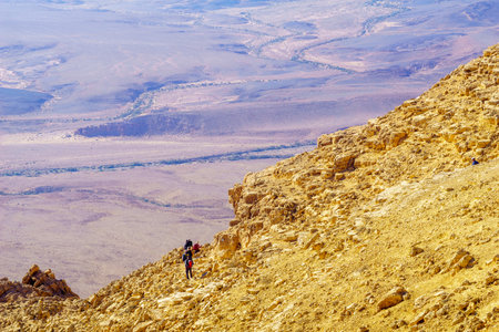 Mitzpe Ramon, Israel - January 19, 2019: View of Makhtesh (crater) Ramon with visitors hiking, in the Negev Desert, Southern Israelのeditorial素材