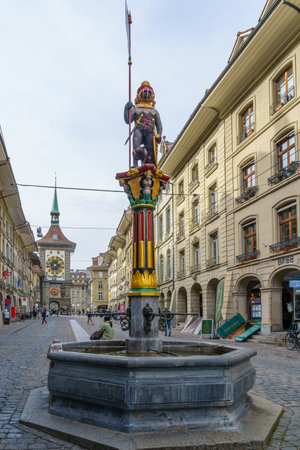 Bern, Switzerland - February 22, 2023: View of the Kramgasse street, with the Zahringerbrunnen fountain, Zytglogge clock tower, locals, and visitors, in Bern, Switzerlandのeditorial素材