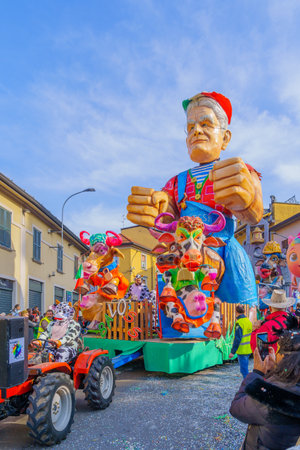 Cantu, Italy - February 25, 2023: Carnival parade, with allegorical figure wagon (Italian Cows), in Cantu, Lombardy, Northern Italyのeditorial素材