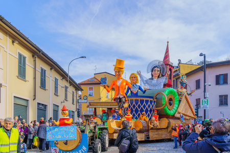 Cantu, Italy - February 25, 2023: Carnival parade, with allegorical figure wagon (Alice in wonderland), in Cantu, Lombardy, Northern Italyのeditorial素材