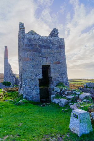 View of the ruined Carn Galver Engine House (part of an old mine), in Cornwall, England, UKの写真素材