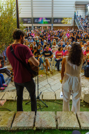 Haifa, Israel - November 01, 2023: Singers sing to the crowd, calling for the return of the hostages kidnapped to Gaza. Haifa, Israelのeditorial素材