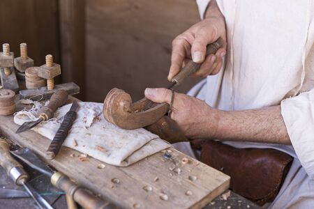 artisan who prepares a musical instrument