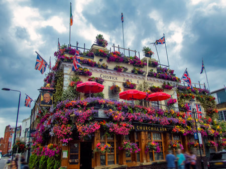 The magnificent exterior of the Churchill Arms pub in Kensington, Londonのeditorial素材