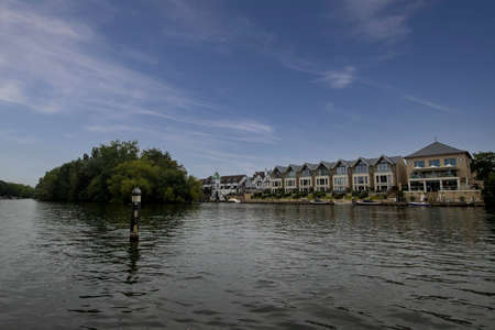 The River Thames making its way through the town of Maidenhead in Berkshire, UKのeditorial素材