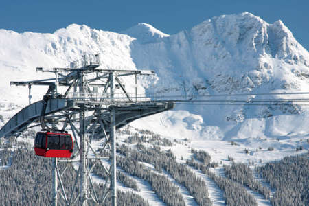 The newly built P2P Gondola connecting Whistler and Blackcomb mountains.の写真素材