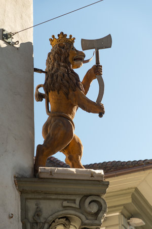 Thun, Switzerland, February 13, 2023 Sculpture of a lion with an ax on the facade of a building in the old townのeditorial素材