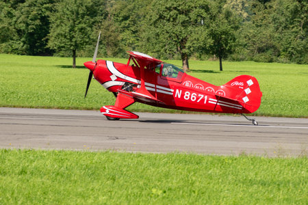 Mollis, Switzerland, August 18, 2023 N-8671 Pitts S-1S special double decker aircraft is landing on runway 19のeditorial素材