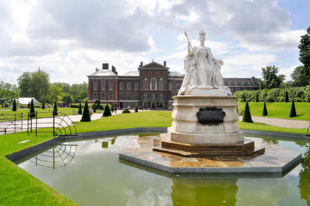 White marble statue of Queen Victoria in the garden at Kensington Palace, Londonのeditorial素材