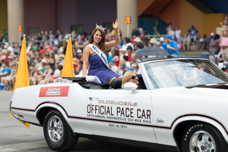 Indianapolis, Indiana, USA - May 26, 2018, Cara Mund, Miss America 2018 riding on an Oldsmobile 1970 classic car, at the Indy 500 Paradeのeditorial素材