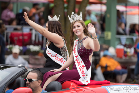 Frankenmuth, Michigan, USA - June 10, 2018 Michigan Apple Queen going down the road at the Bavarian Festival Parade.のeditorial素材