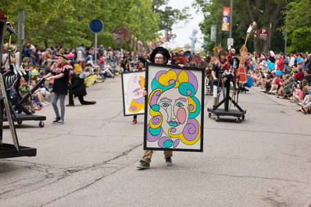Cleveland, Ohio, USA - June 9, 2018 young man carries a french style abstract painting At the abstract art festival Parade The Circleのeditorial素材