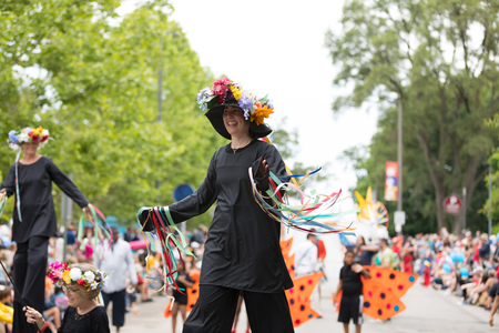 Cleveland, Ohio, USA - June 9, 2018 women on stilts wearing hats with flowers At the abstract art festival Parade The Circleのeditorial素材