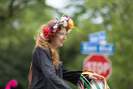 Cleveland, Ohio, USA - June 9, 2018 women on stilts wearing hats with flowers At the abstract art festival Parade The Circleのeditorial素材