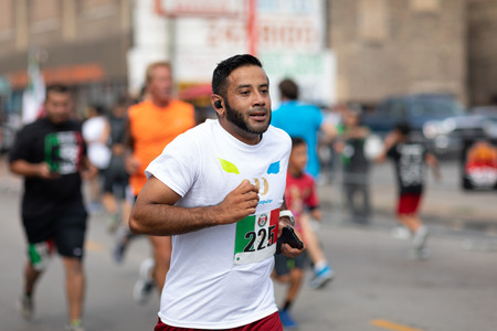 Chicago, Illinois , USA - September 9, 2018, El Grito 5K at la Villita, family run walk, men and women running in the annual 5 kilometers race, prior to the 26th street Mexican Independence Day Paradeのeditorial素材
