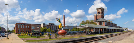 Green Bay, Wisconsin, USA - September 1, 2019: The Old Brewing Co. Building next to the rail road, with the statue of a football playerのeditorial素材