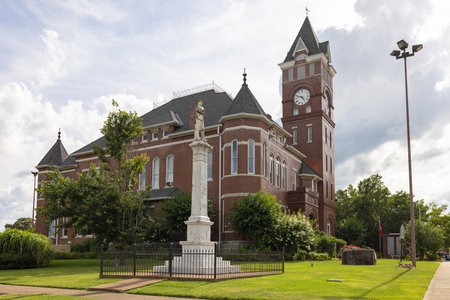 Arkadelphia, Arkansa, USA - Junio 28, 2021: The Historic Clark County Courthouse with the...