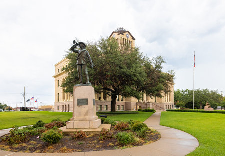 Corsicana, Texas, USA - August 17, 2021: The Navarro County Courthouse and its confederate monumentのeditorial素材