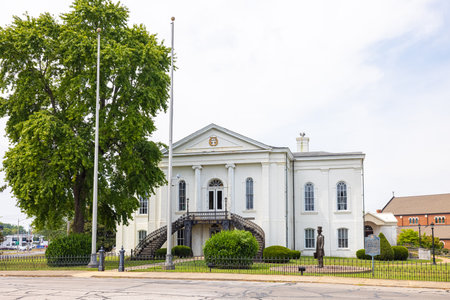 Mount Vernon, Illinois, USA - August 18, 2021: The Historic Appellate Courthouse with a statue of Abraham Lincolnのeditorial素材