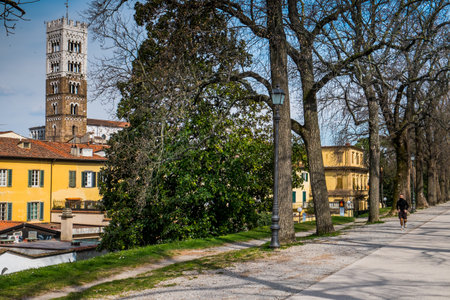 Over four kilometers of fortified walls, six doors, 99 churches: this is Lucca, a rare example of ancient village very well preservedのeditorial素材
