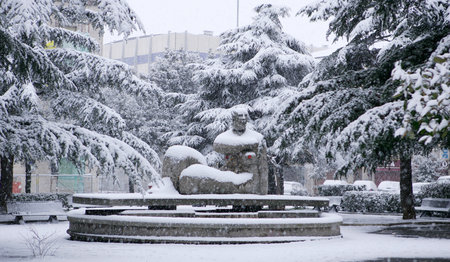 Cecina, Livorno, Tuscany - snowfall in the city, Piazza della Liberta', statue work of the sculptor Massimo Villaniの写真素材