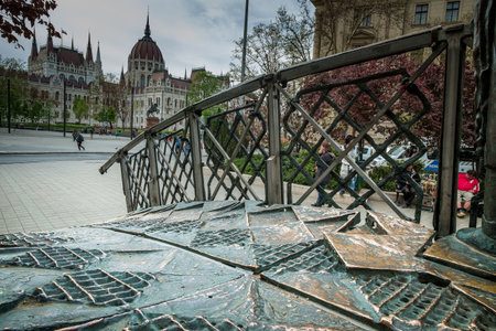BUDAPEST, HUNGARY - AVRIL 15, 2016: The monument of Prime Minister Imre Nagy, on background The Parliamentのeditorial素材