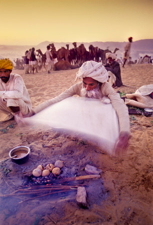 PUSHKAR, INDIA - NOVEMBER 17: Camels at the annual livestock fair on November 17, 1982 in Pushkar, Rajasthan, Indiaのeditorial素材