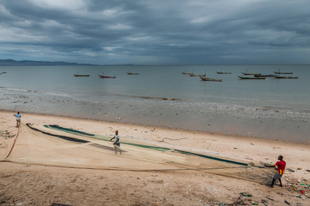 Yongoro, Sierra Leone - May 31, 2013: West Africa, two unknown fishermen pull fishing nets at the beaches of Yongoro in front of the capital of the Sierra Leone, Freetownのeditorial素材