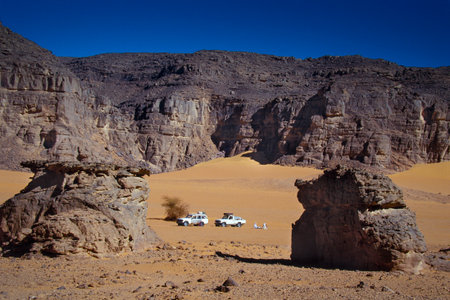 TASSILI NâAJJER, ALGERIA - JANUARY 10, 2002: unknown men with their off-road vehicles in the sand dunes of the Algerian Sahara desert, Africa, Tassili N'Ajjer National Parkのeditorial素材