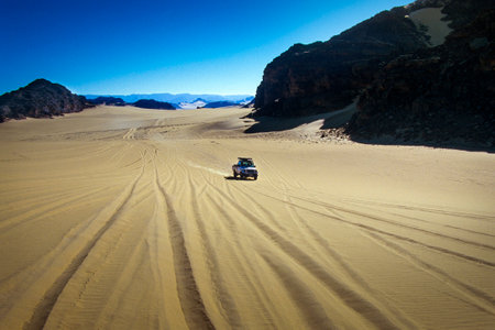 TASSILI NâAJJER, ALGERIA - JANUARY 10, 2002: off-road vehicles in the sand dunes of the Algerian Sahara desert, Africa, Tassili N'Ajjer National Parkのeditorial素材