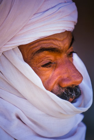 TASSILI NâAJJER, ALGERIA - JANUARY 10, 2002: Unknown man  in the sand dunes of the Algerian Sahara desert, Africa, Tassili N'Ajjer National Parkのeditorial素材