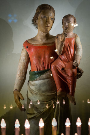 Madonna di Rupecava with the child in her arms, wooden statue of the year 1340 by the medieval sculptor Andrea Pisano inside the parish of San Bartolomeo in the village of Ripafratta, stands on the banks of the Serchio river, in the municipality of San Giのeditorial素材