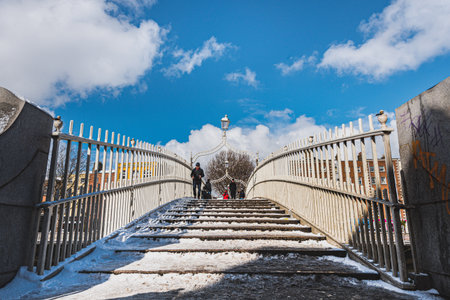Dublin, Ireland - February 28, 2018

Ha' penny Bridge covered with snow. This pedestrian overpass is a popular historical landmark across River Liffey and connects Temple Bar with the North Inner Cityのeditorial素材