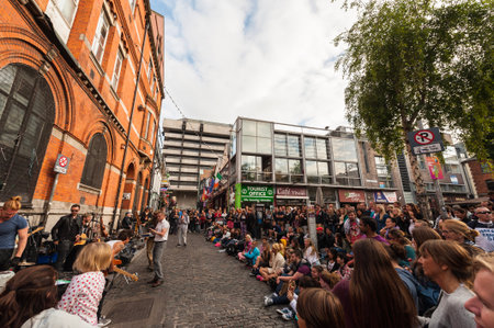 Dublin, Ireland - August 16, 2015

Improvised concert in Dublin Temple Bar with a crowd of people sitting and standing on the square 's steps by the excited buskers. Rock band holding a street concertのeditorial素材