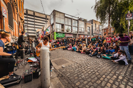 Dublin, Ireland - 08 16, 2015

Street concert in Dublin Temple Bar with a crowd of people standing on the square by the excited buskers. Irish rock band holding a street concert or musical performanceのeditorial素材