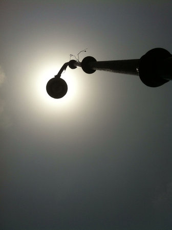 A view of the sunshine behind a broken lamp. の素材