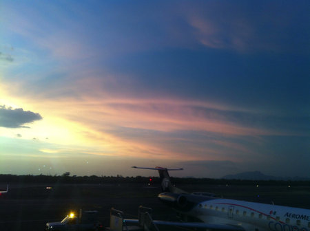 Waiting to board the flightの素材