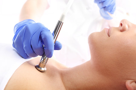 Relaxed woman during a microdermabrasion treatment in beauty salon
Zrelaksowana kobieta podczas zabiegu mikrodermabrazji  w salonie kosmetycznym
Fot. Robert Przybysz / FORUMの写真素材