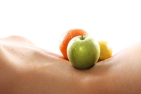 Naked woman lying on her back with situated fruit, apple, tangerine, lemon
Naga kobieta lezy z polozonym na plecach owocami, mandarynka
Fot. Robert Przybysz / FORUMの写真素材