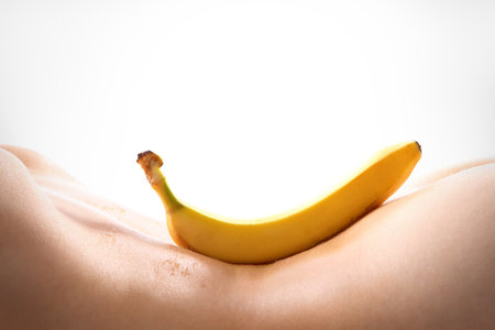 Banana lying on the back of a nude woman 
Banan lezy na plecach nagiej kobiety
Fot. Robert Przybysz / FORUMの写真素材