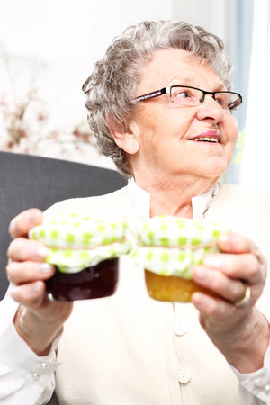 Grandma prepares komfitury in jars.の写真素材