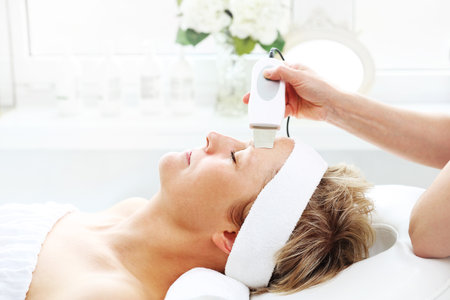 Cavitation peeling. Professional facial skin cleansing treatment in a beauty salon.の写真素材