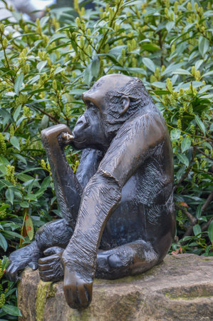 Gorilla With Baby Statue At Artis Zoo Amsterdam The Netherlands 2018のeditorial素材