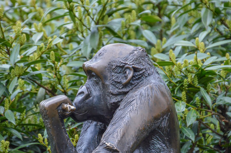 Gorilla With Baby Statue At Artis Zoo Amsterdam The Netherlands 2018のeditorial素材