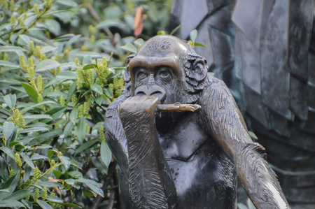 Gorilla With Baby Statue At Artis Zoo Amsterdam The Netherlands 2018のeditorial素材