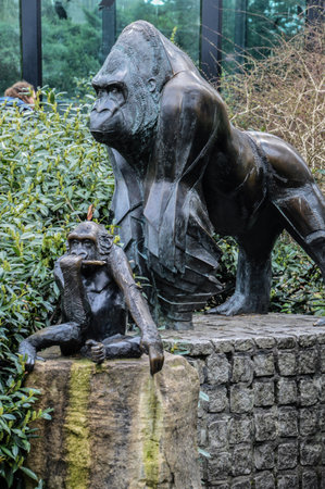 Gorilla With Baby Statue At Artis Zoo Amsterdam The Netherlands 2018のeditorial素材