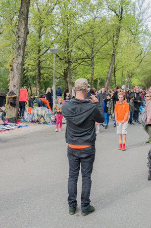 Making Photos With A Telephone At The Vondelpark On Kingsday Amsterdam The Netherlands 2018のeditorial素材