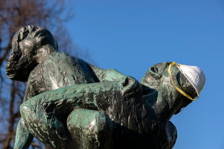 Spelende Kinderen Statue At Amsterdam The Netherlands During The Coronavirus Outbreak 2020のeditorial素材