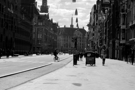 Quit Damrak Street Due The Coronavirus At Amsterdam The Netherlands 2020 In Black And Whiteのeditorial素材